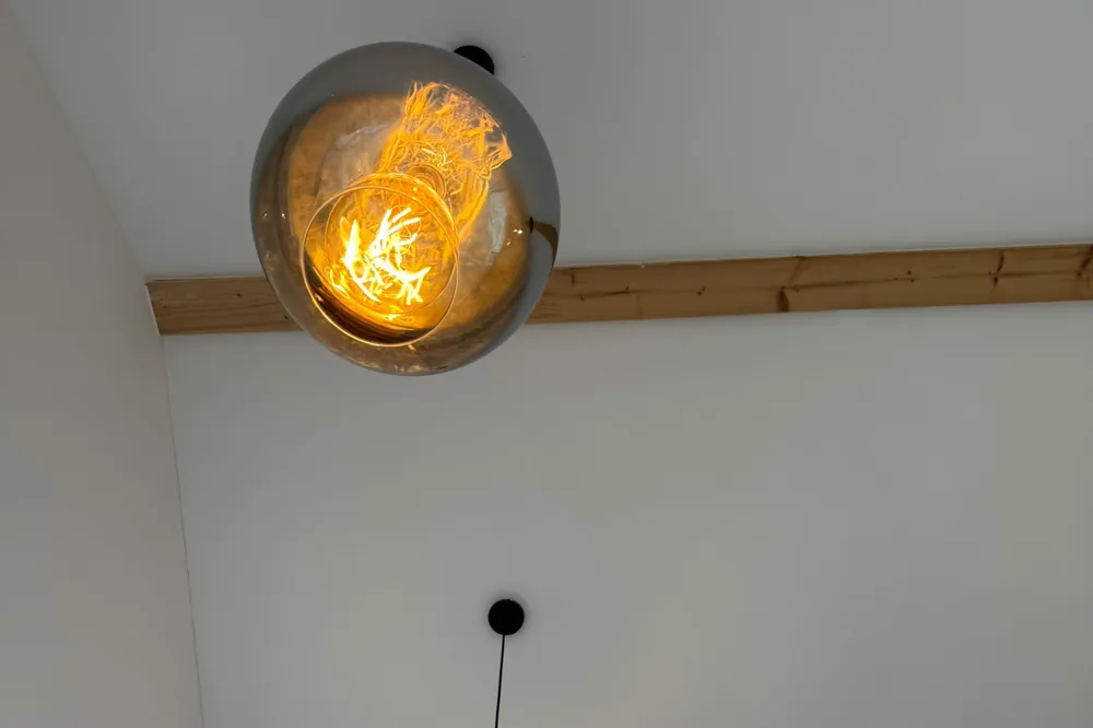 Pendelleuchte mit sichtbarem Glühfaden aus der Nähe