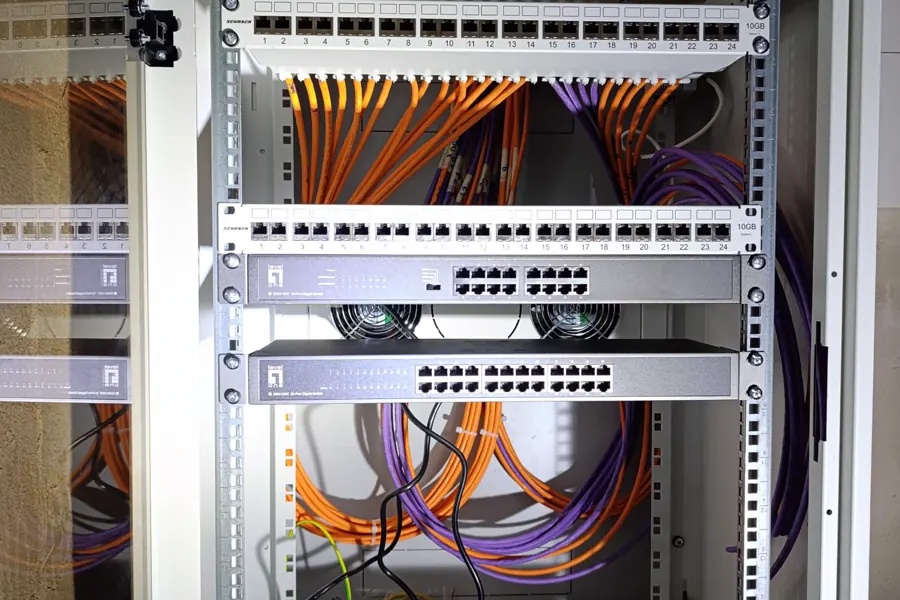 Internetkasten mit Patchpanel und Netzwerk-Switches