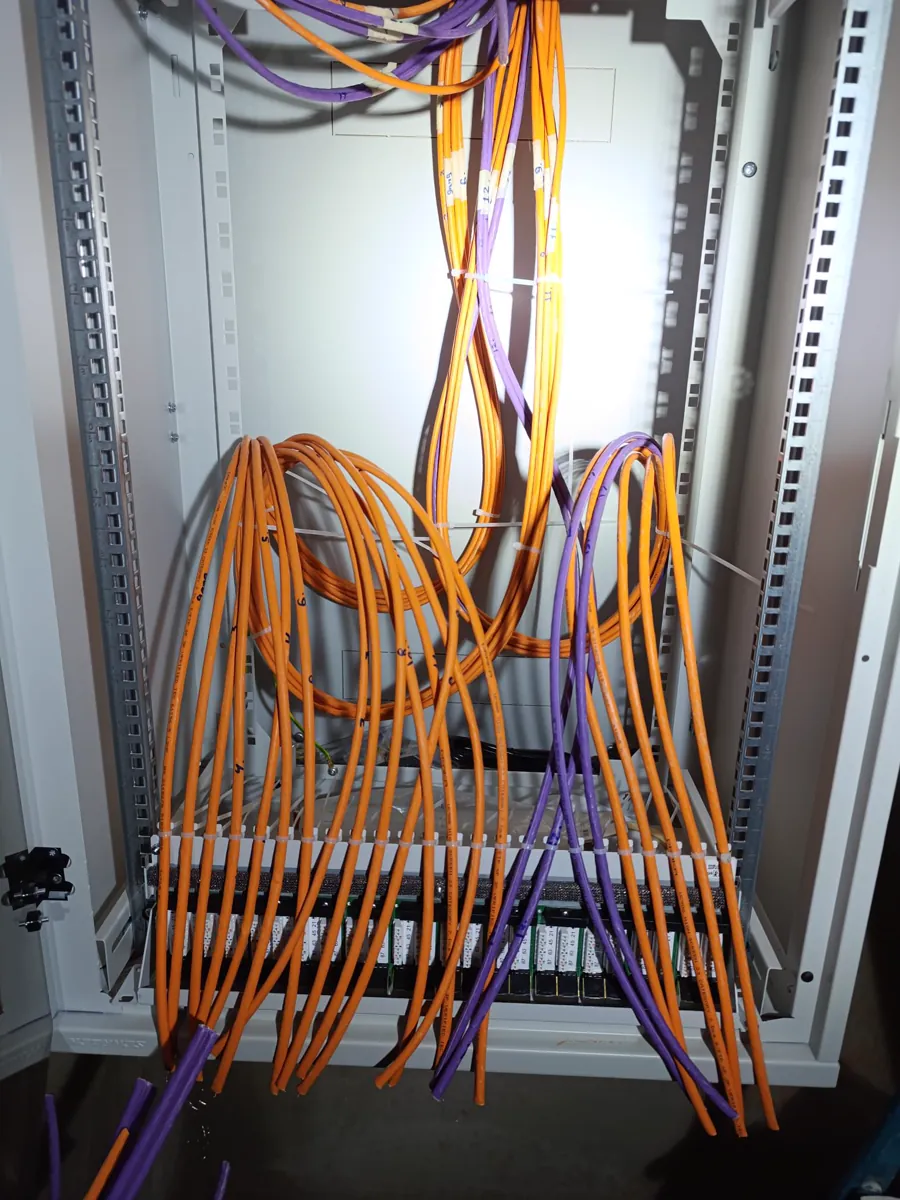 Arbeit von ATL-Elektro: Netzwerkschrank mit sauber verlegten Patchkabeln
